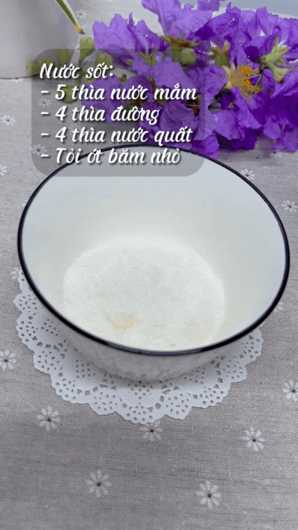 Cách thực hiện món gỏi hoa bằng lăng. Nguồn: Mẹ Tạp Dề