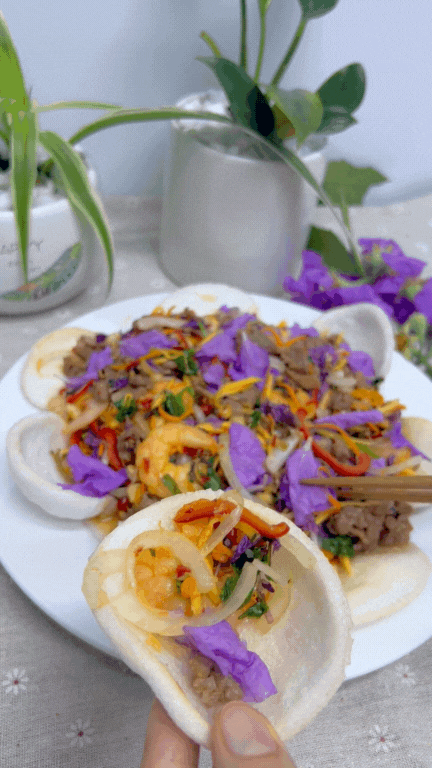 Cách thực hiện món gỏi hoa bằng lăng. Nguồn: Mẹ Tạp Dề