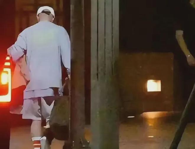 Hình ảnh Koo Jun Yup rời khỏi nhà Từ Hy Viên vào lúc nửa đêm với tâm trạng tồi tệ gây bàn tán trong dư luận