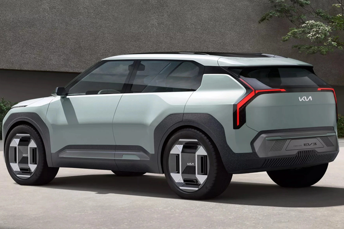 Hãng cũng sẽ cải tiến các tiện ích trong khoang lái để phù hợp với người dùng hơn chứ không bê nguyên từ bản concept sang. Hiện thông số kỹ thuật của Kia EV3 vẫn chưa được hãng tiết lộ, tuy nhiên khả năng cao bản tiêu chuẩn sẽ được trang bị một động cơ điện có công suất khoảng 150 mã lực.