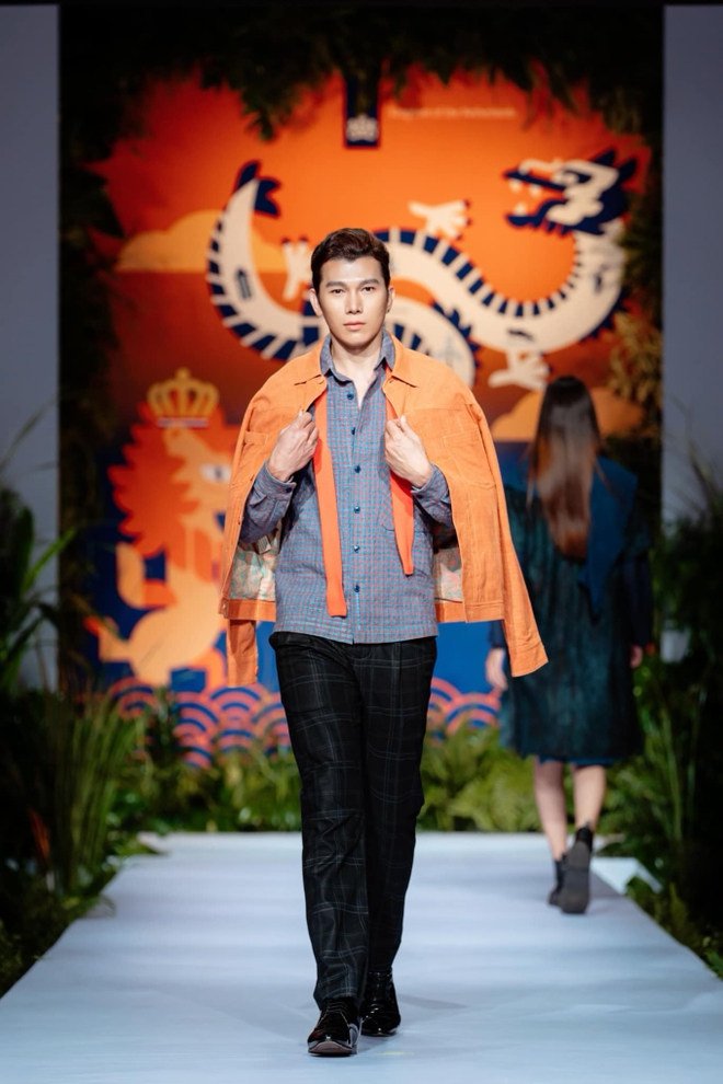 Cả hai đang là người mẫu, thường xuất hiện ở các show diễn trong nước