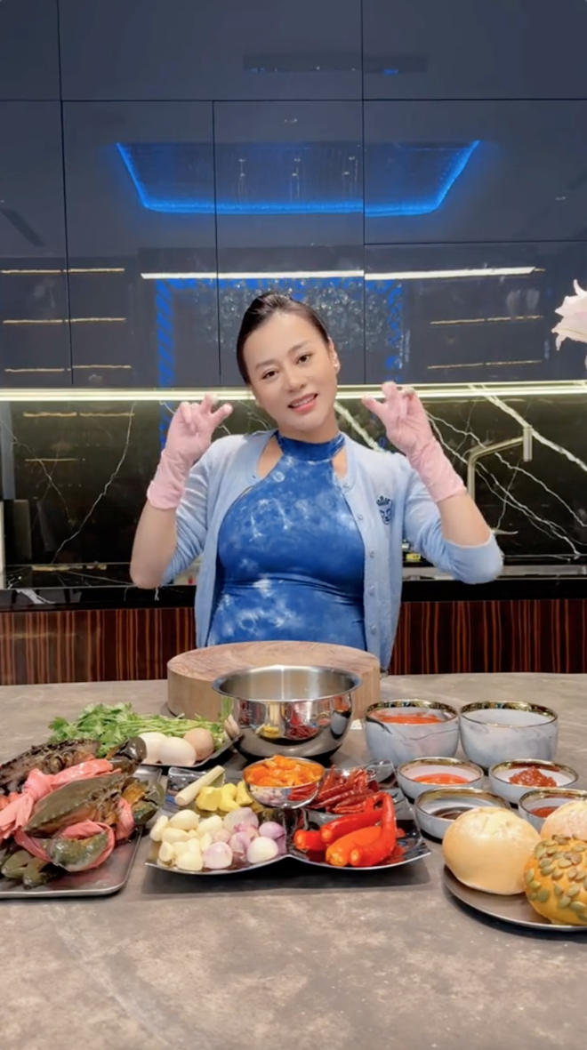 Phương Oanh khoe tài nấu ăn cực xịn dù bụng bầu song sinh đã 