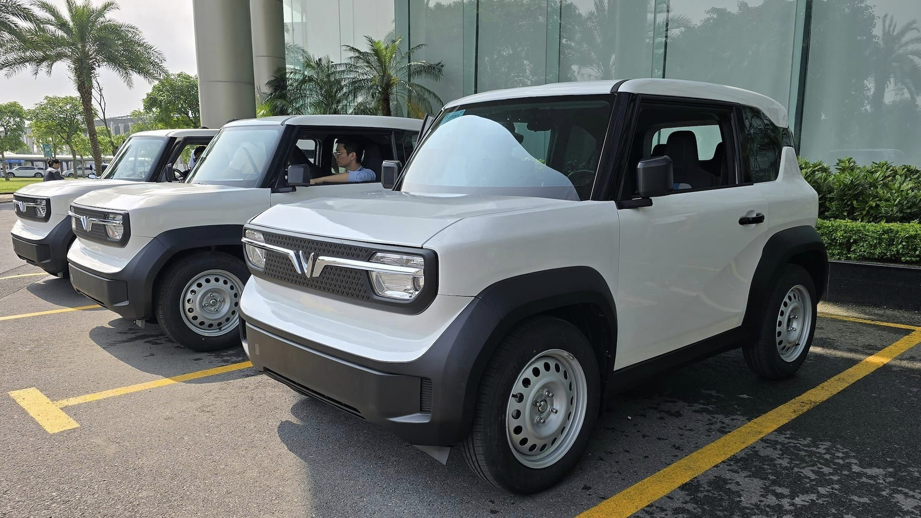 Kích thước lốp xe và la-zăng mẫu xe VinFast VF 3 được công bố là 175/75R16 - bề rộng lốp175mm, la-zăng đường kính 16 inch. Xe có tải trọng 857 kg, sức chứa 300 kg, hành lý nóc xe 50k. Tổng trọng tải tối đa 1.201 kg. Ảnh: Đình Quý