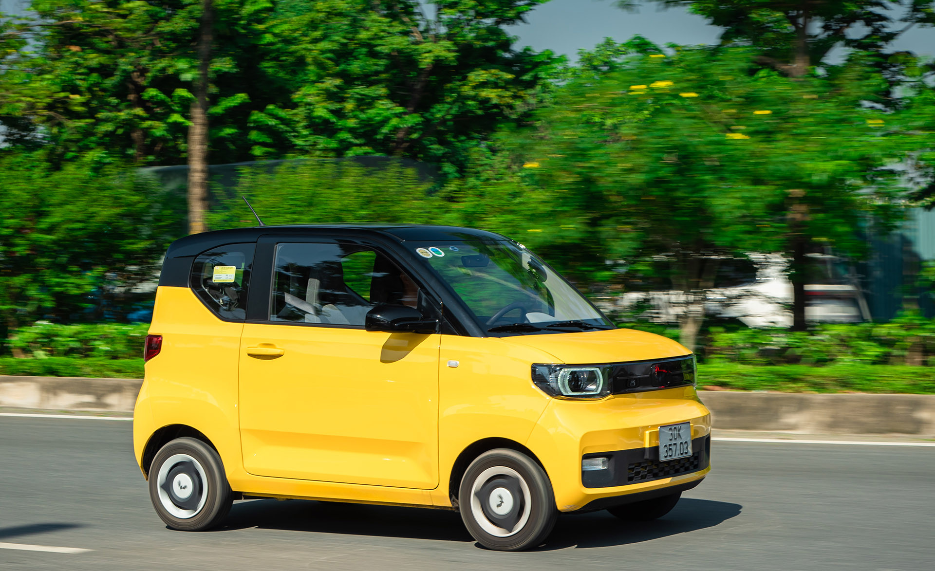 Xe Wuling Mini EV có kích thước lốp nhỏ nhất tại thị trường Việt Nam 145/70R12, bề rộng lốp 145mm, la-zăng 12 inch trọng lượng toàn tải 920 kg (bản thấp 120km) và 1.020 kg (bản nâng cao 170km). Ảnh: TMT Motor