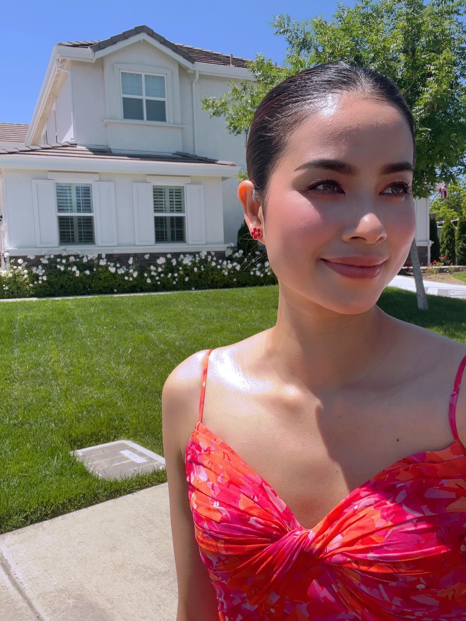 Phạm Hương sinh sống bên trong ngôi biệt thự trắng bề thế, cuộc sống xa hoa, sang chảnh