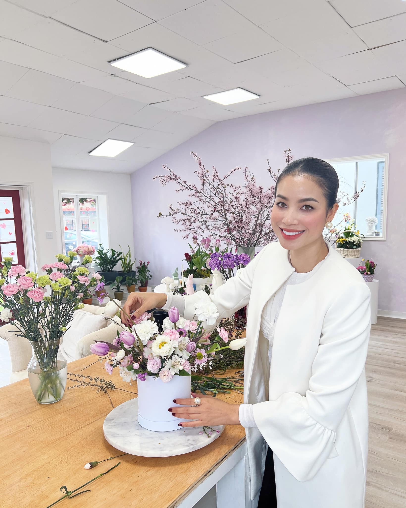 Khi làm việc ở cửa hàng hoa, Phạm Hương chọn trang phục giấu dáng