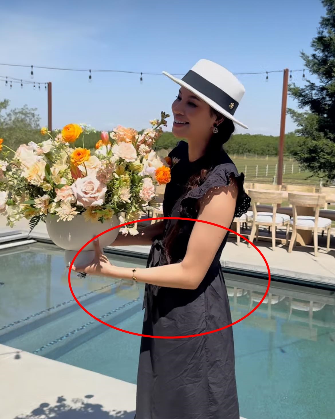 Phạm Hương mặc váy rộng, lộ bụng lùm lùm trong clip mới nhất