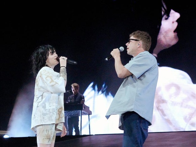 Billie Eilish mời Damon Albarn - người chỉ trích Taylor Swift lên diễn cùng tại Coachella