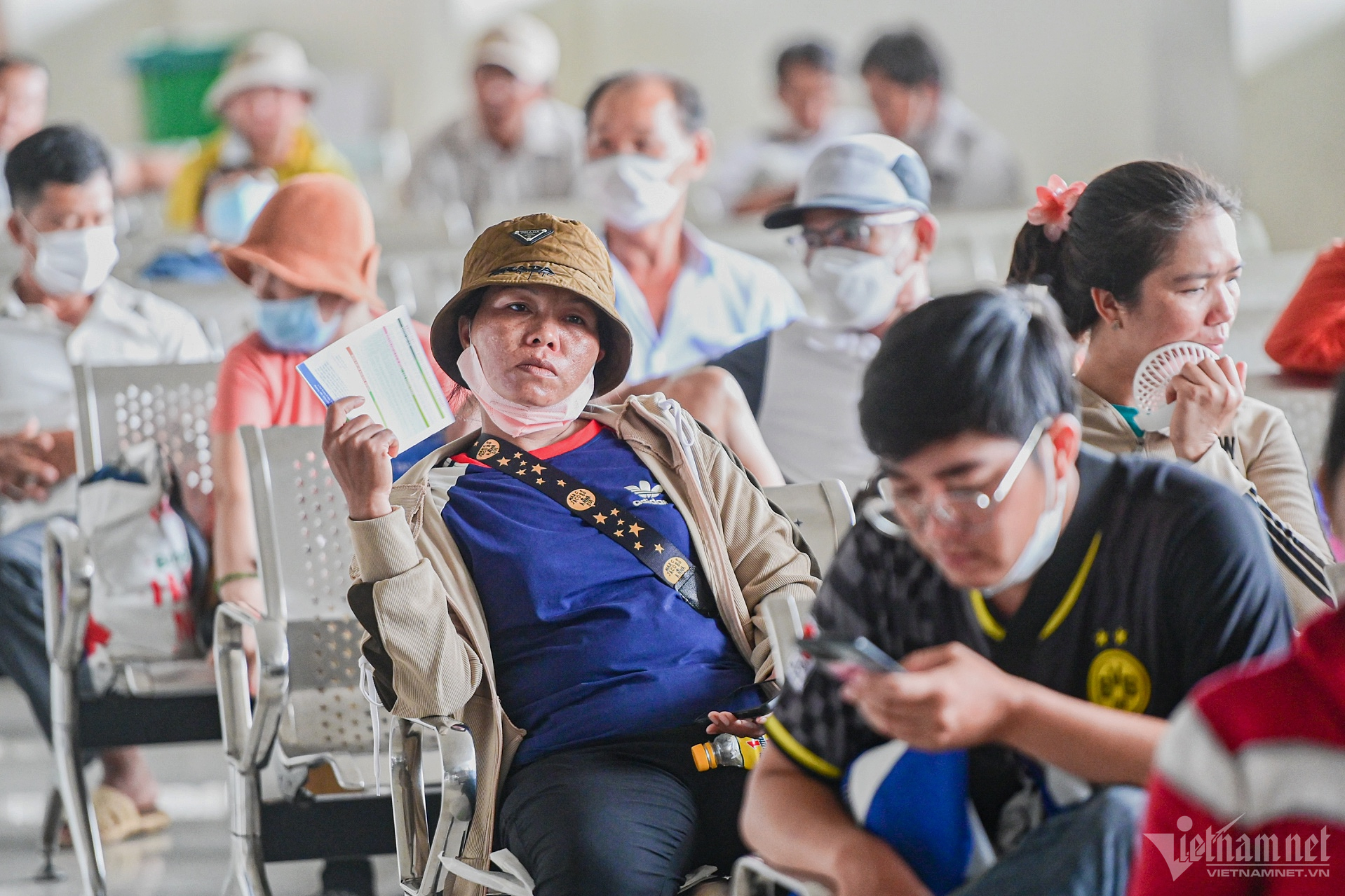 Một bệnh nhân cùng người nhà xuống chờ lấy thuốc từ 4h sáng đến 11h trưa vẫn chưa tới lượt,