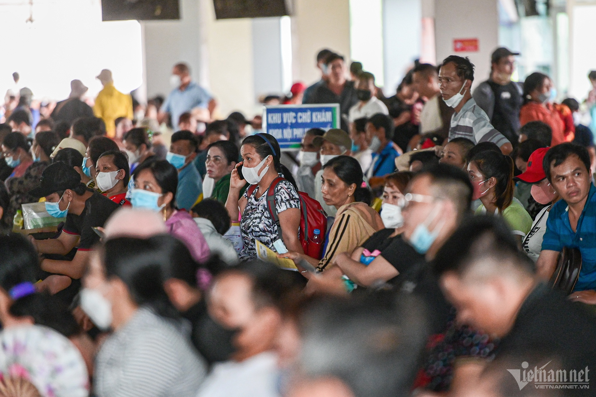 Bệnh viện đông nghịt bệnh nhân từ sáng sớm. Ảnh: Nguyễn Huế