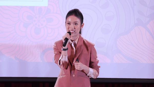 Ngoài làm MC song ngữ, Khánh Vy cũng xuất hiện trong những buổi chia sẻ bằng tiếng Anh gây chú ý