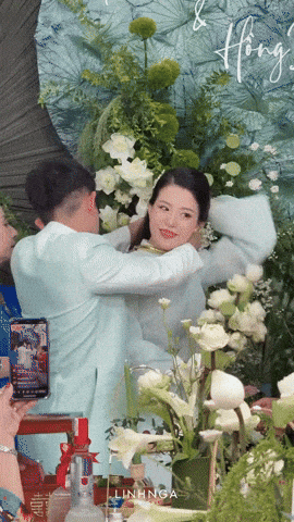 Hồng Duy giúp vợ đeo những món trang sức. Đôi trai tài gái sắc được nhận những món quà cưới là trang sức bằng vàng nặng trĩu