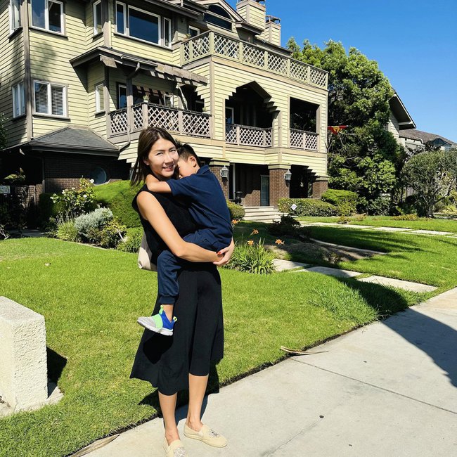 Song song với công việc, cựu người mẫu cũng dành thời gian để chăm sóc quý tử