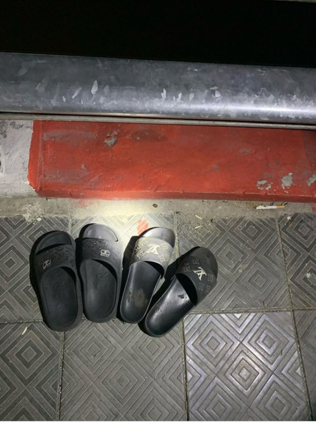 Hai đôi dép được gia đình xác nhận là của A. và B.N (2 nữ sinh) trên thành cầu