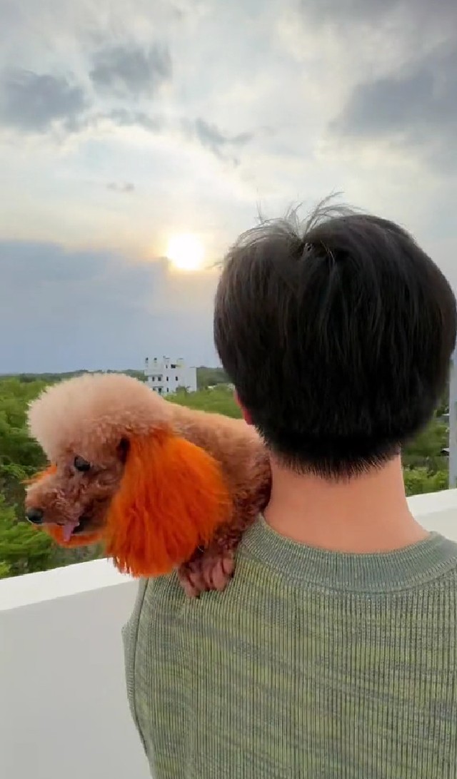 Có cả view ngắm hoàng hôn siêu đỉnh trên sân thượng. Hiện căn nhà chỉ mới bàn giao nên chỉ có phần thô, anh đang tự lên ý tưởng và thiết kế căn nhà theo ý của mình