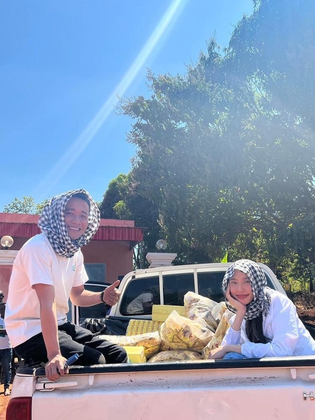 Người đẹp sinh năm 1998 nhiều lần lên tiếng đính chính về mối quan hệ với nam YouTuber