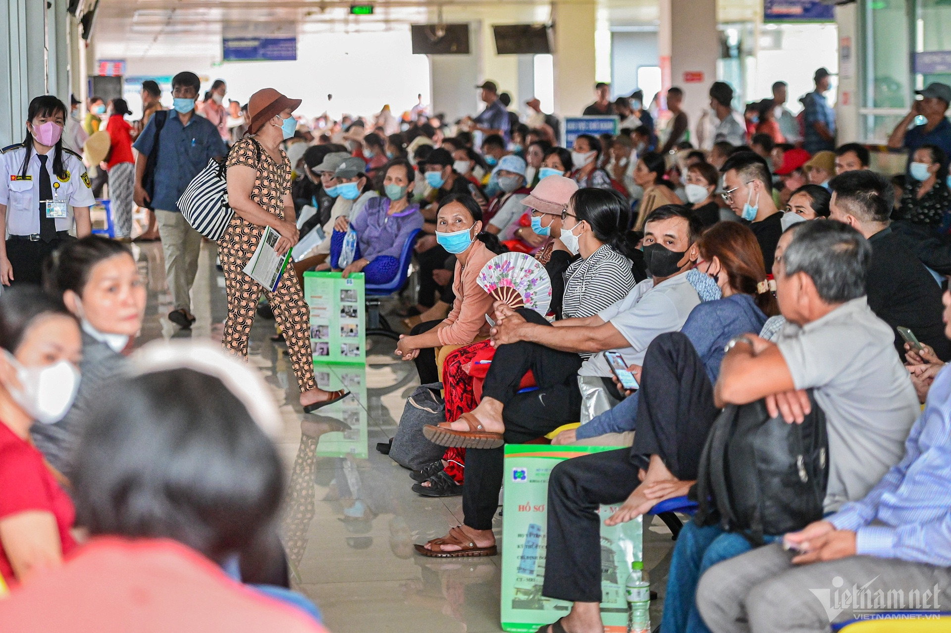 Bệnh viện mới cũng đã ở trong tình trạng quá tải bệnh nhân. Ảnh: Nguyễn Huế
