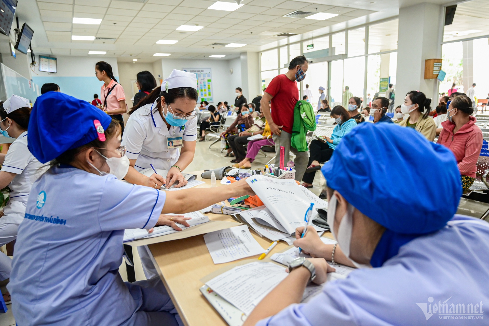 Nhân viên y tế tất bật từ 5h sáng mỗi ngày do tình trạng bệnh viện quá tải. Ảnh: Nguyễn Huế