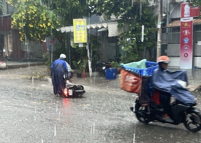 Mưa lớn khiến đường trơn, người dân té trên đường khu vực quận 8