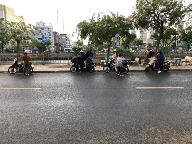 Khoảng 16 giờ 50, quận 8 xuất hiện mưa rào, nhiều người dừng xe để mặc áo mưa