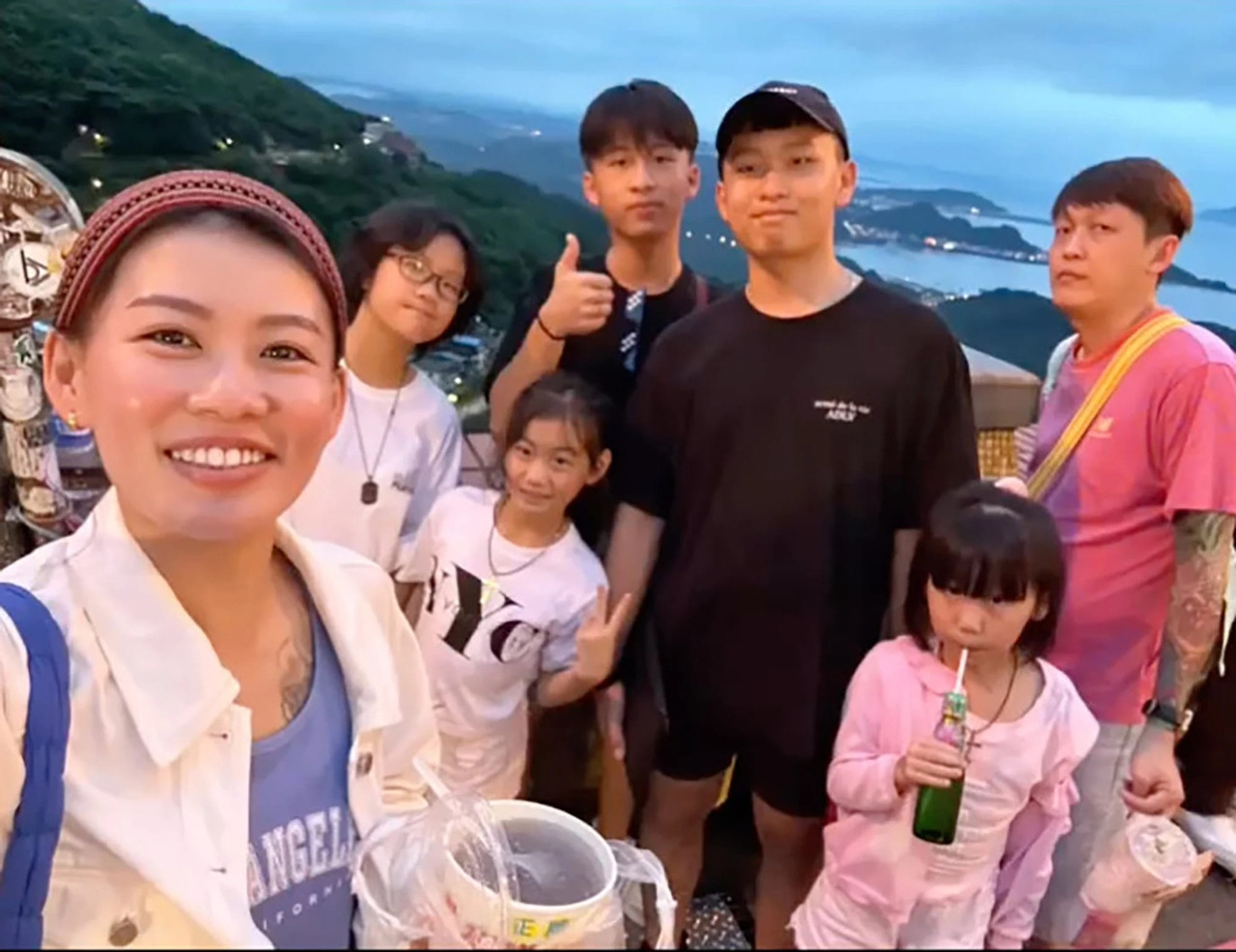 Shirli Ling (ngoài cùng, bên trái) và gia đình