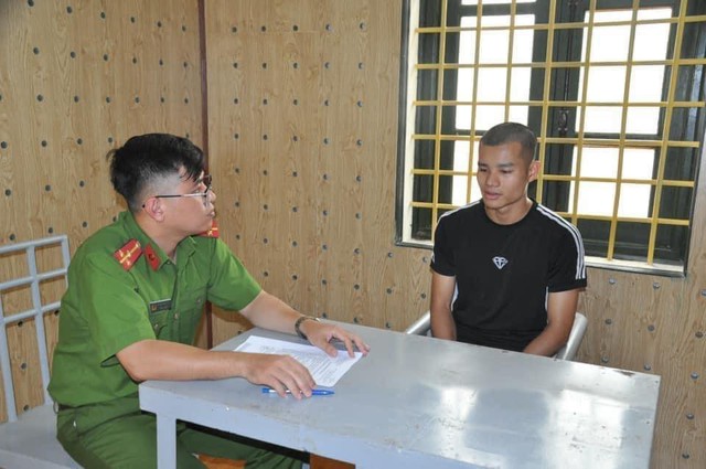 Điều tra viên lấy lời khai của bị can Phạm Đức Hải - Ảnh: Công an Hải Dương