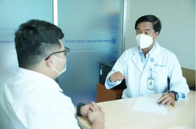 Bác sĩ Nguyễn Minh Mẫn đang tư vấn tâm lý cho một bệnh nhân. Ảnh: M.T