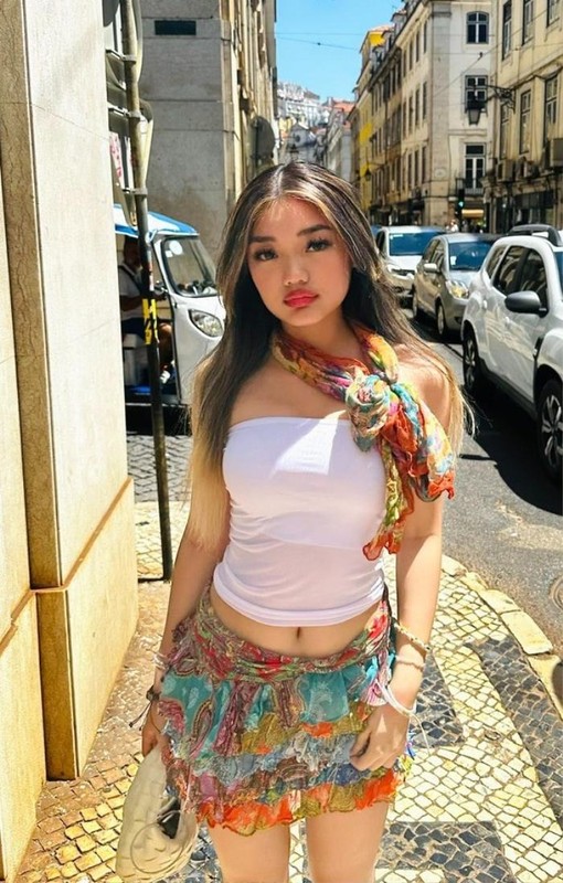 Jennifer thích thể hiện cá tính qua những bộ cánh với nhiều khoảng hở. Cô cập nhật xu hướng Gen Z với những kiểu mốt như áo quây, váy siêu ngắn, bra top...