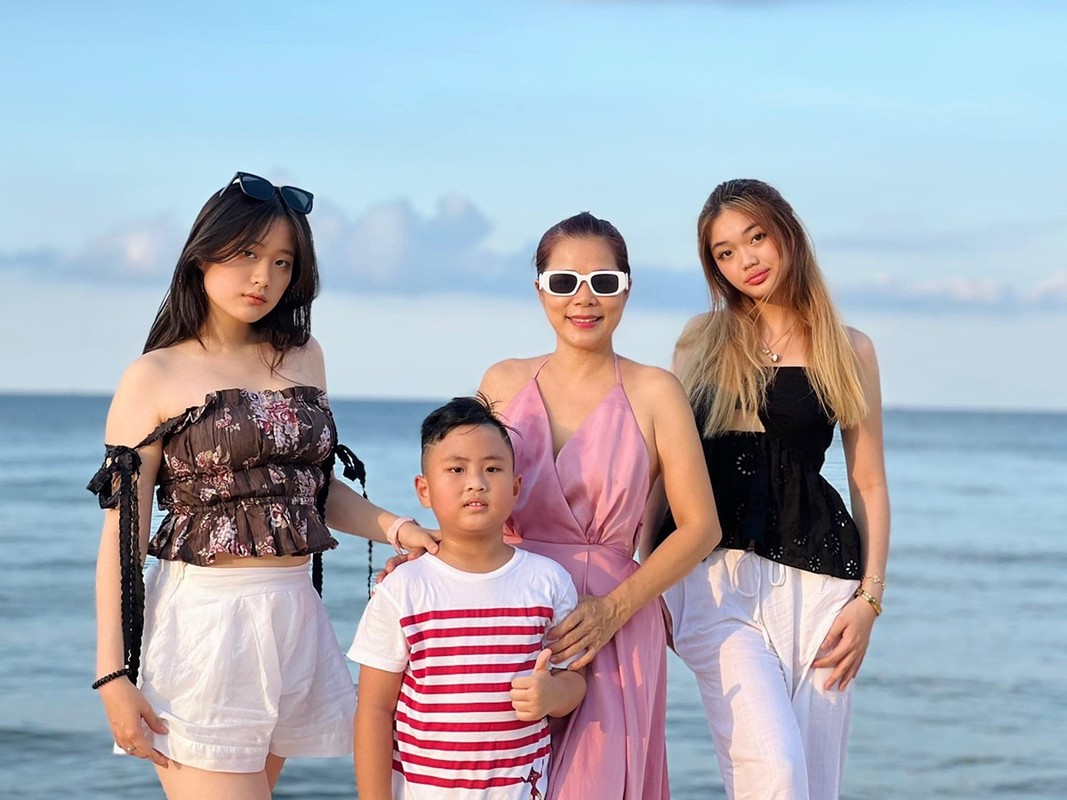 Đứng cạnh mẹ, Jennifer Ngô cho thấy chiều cao vượt trội.