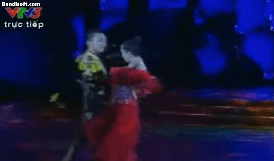 Khánh Thi trình diễn cùng Phan Hiển tại Bước Nhảy Hoàn Vũ 2011.