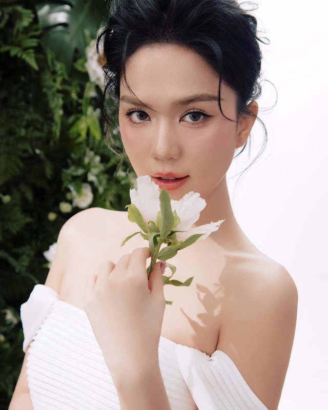 Thời gian qua, người mẫu 8x liên tục đăng tải hình ảnh mới