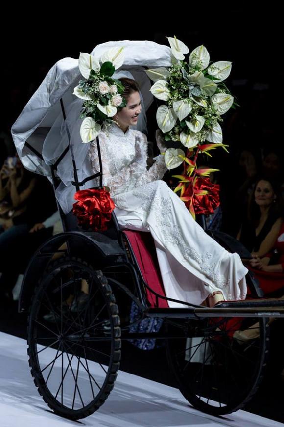 Ngọc Trinh vướng tin bí mật tổ chức đám cưới. Tuy nhiên đây là hình ảnh khi cô tham gia một show thời trang