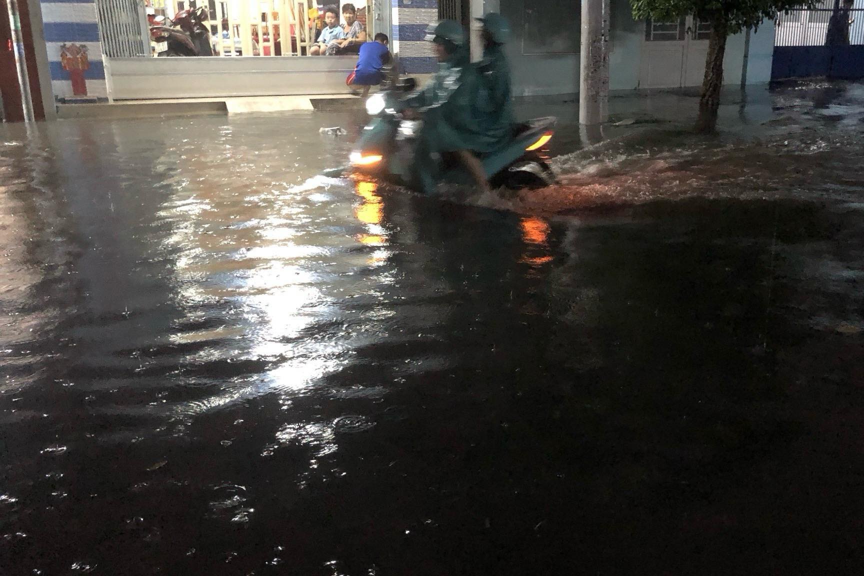 Đường Dương Văn Cam, đoạn xung quanh chợ Thủ Đức ngập nặng