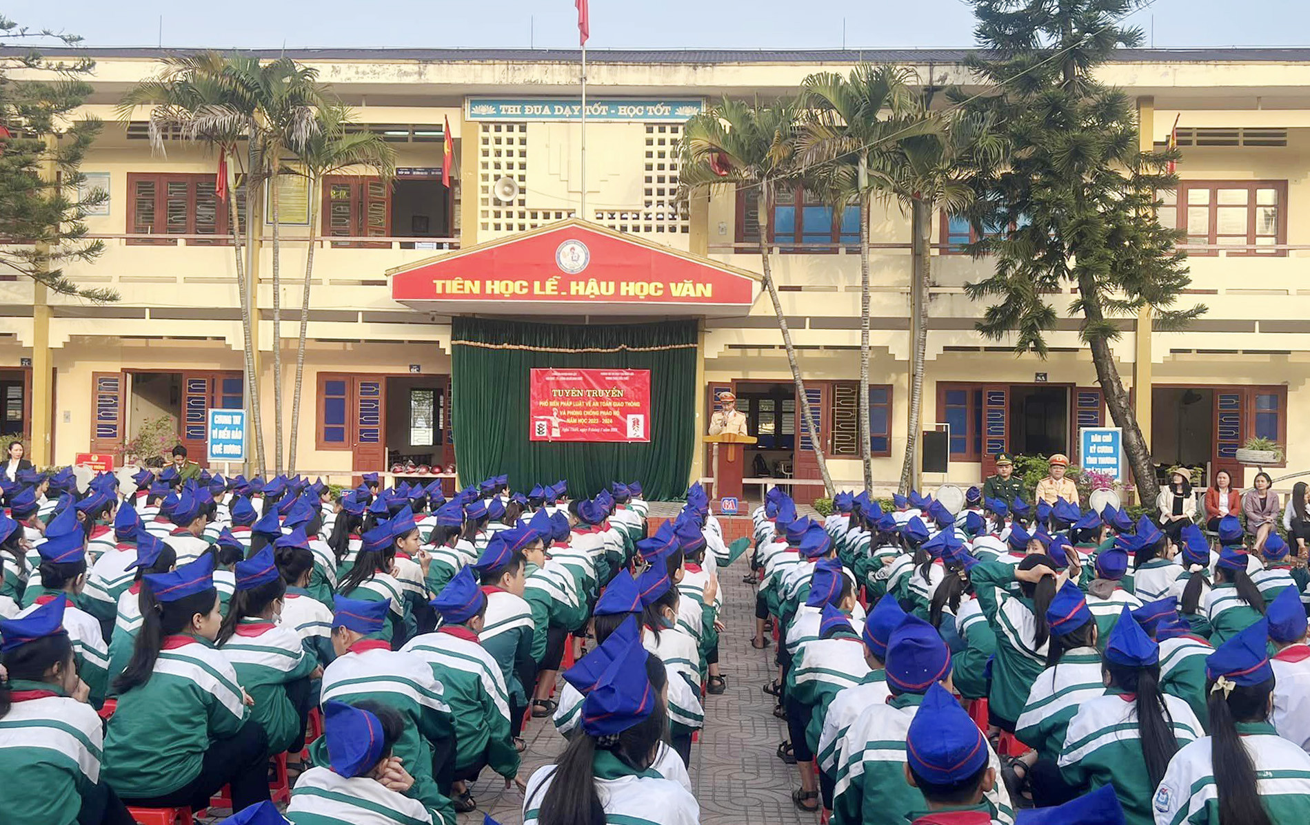 Học sinh Trường THCS Tiến Thiết trong một tuyên truyền, phổ biến pháp luật về an toàn giao thông. Ảnh: Trường THCS Tiến Thiết