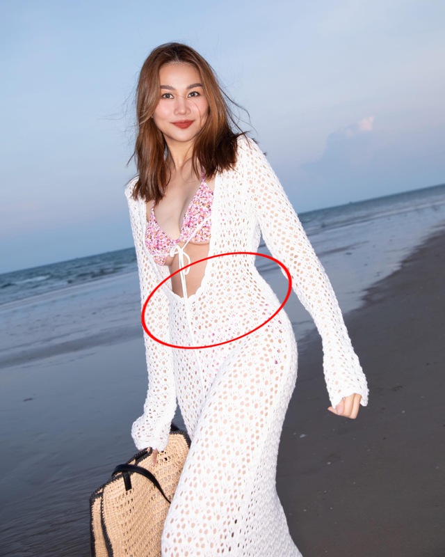 Trong một số khoảnh khắc, netizen cũng nhận xét vẻ ngoài của người mẫu 8x có phần khác lạ