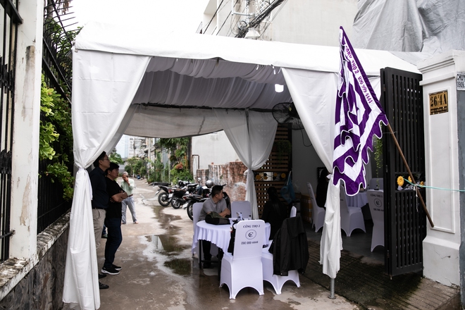 Gia đình Đức Tiến dựng rạp trắng tổ chức lễ viếng tại nhà riêng