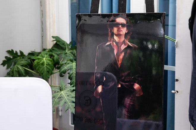 Trong nhà, gia đình Đức Tiến còn đặt những hình ảnh của nam diễn viên lúc sinh thời