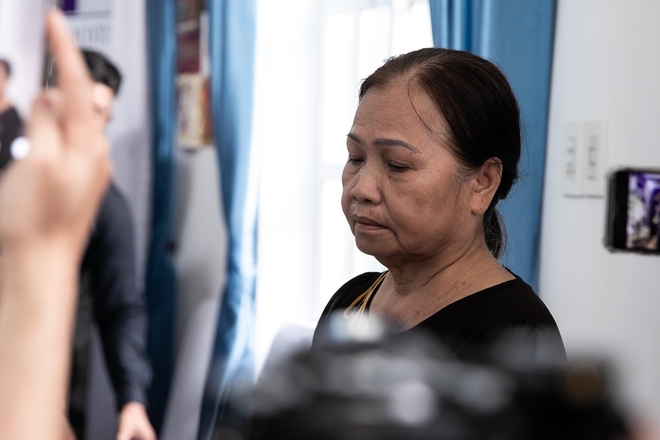 Mẹ ruột của Đức Tiến buồn bã trong lễ viếng sáng 21/5