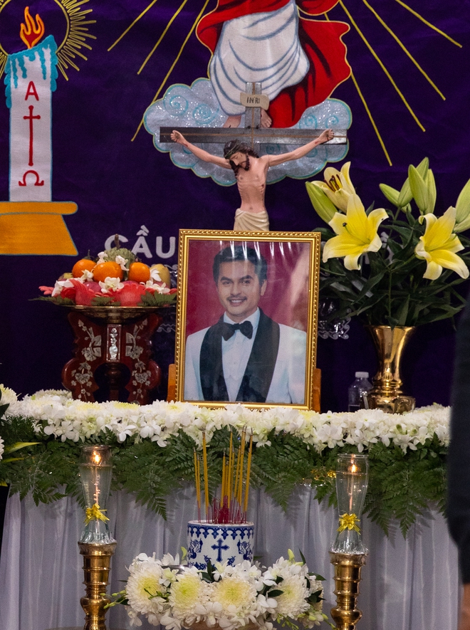 Bức di ảnh và bàn thờ của diễn viên Đức Tiến