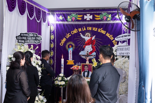 Bạn bè và đồng nghiệp đến viếng và gửi hoa tiếc thương