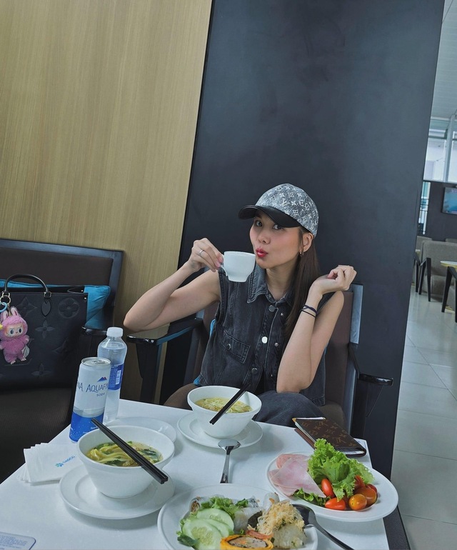 Cặp đôi đang có chuyến du lịch nghỉ dưỡng cùng với nhau