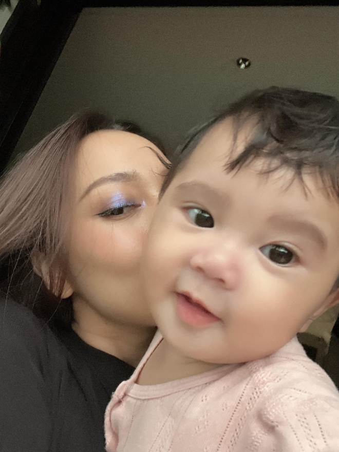 Con gái Bảo Anh gây lụi tim khi sở hữu đôi mắt to tròn, gương mặt phúng phính