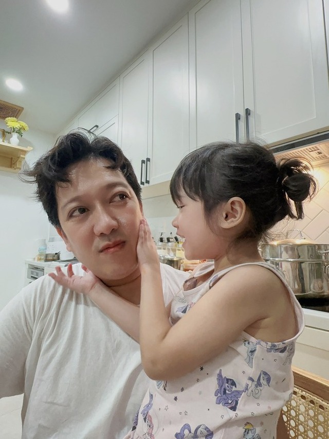 Trường Giang được khen ngợi vì có quan điểm nuôi dạy con khéo léo