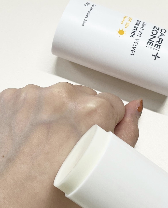 Sáp chống nắng này có kết cấu mịn lì như nhung, tệp vào da, không gây bết dính, khó chịu