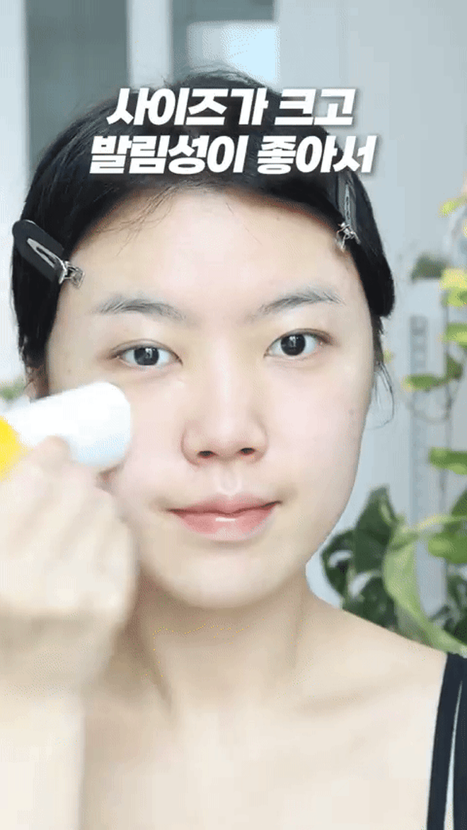 Sản phẩm chống nắng của nhà CAREZONE được lòng hội chị em ở khả năng chống nước thần kỳ và để lại lớp finish bóng khoẻ như kem lót sau khi thoa đều lên da