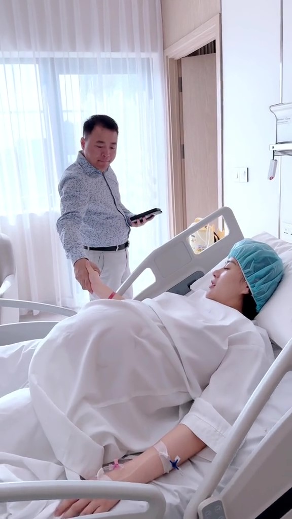 Shark Bình nắm tay động viên vợ