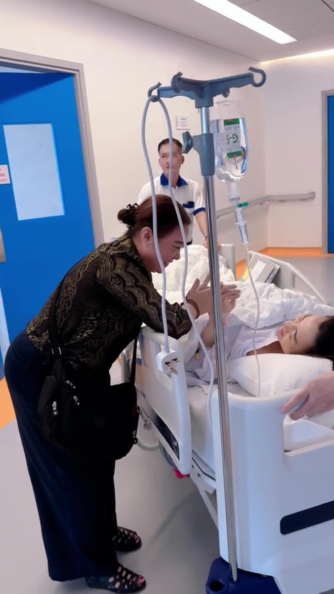 Bà nội và bà ngoại luôn túc trực trong quá trình Phương Oanh sinh con