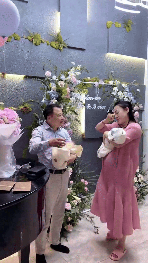 Phương Oanh khóc nức nở trước món quà của chồng