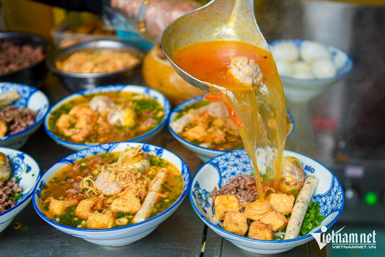 Bún riêu tóp mỡ là sự kết hợp được lòng nhiều thực khách. Ảnh: Linh Trang