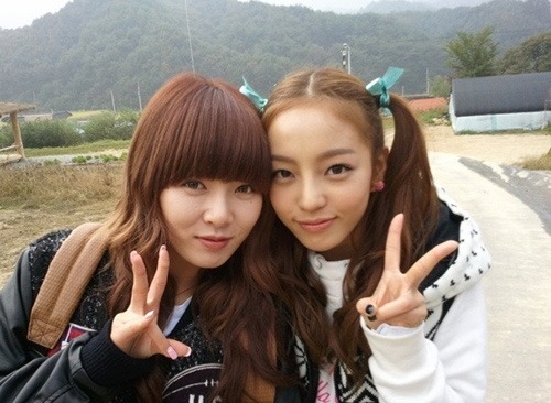 Trong khi đó, Hyuna và Goo Hara lại là bạn thân